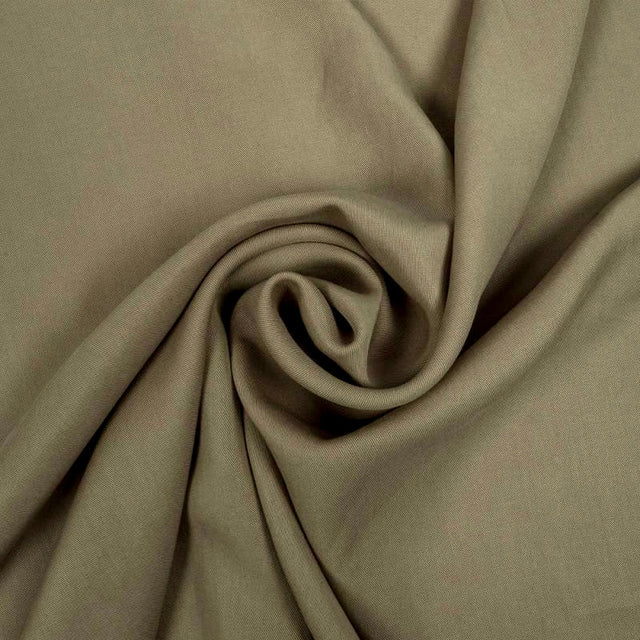 DRIVTØMMERBRUN TENCEL™ TWILL – BLØD, ÅNDBAR & SMIDIG DRAPERING