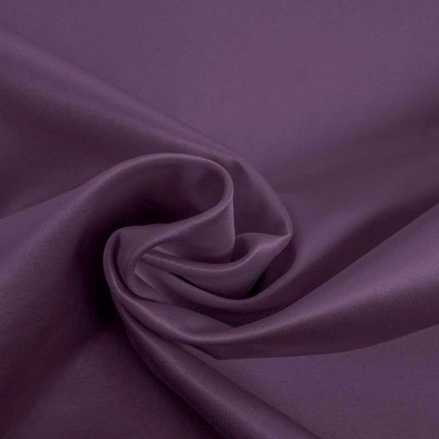 STØVET VIOLET SELENA TUNG BRUDESATIN MED LET STRÆK