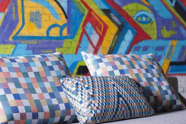 KONFETTI-TERN PÅ CREMEHVID BARCELONA JACQUARD DEKORATIONSSTOF – KONFETTI-TERN