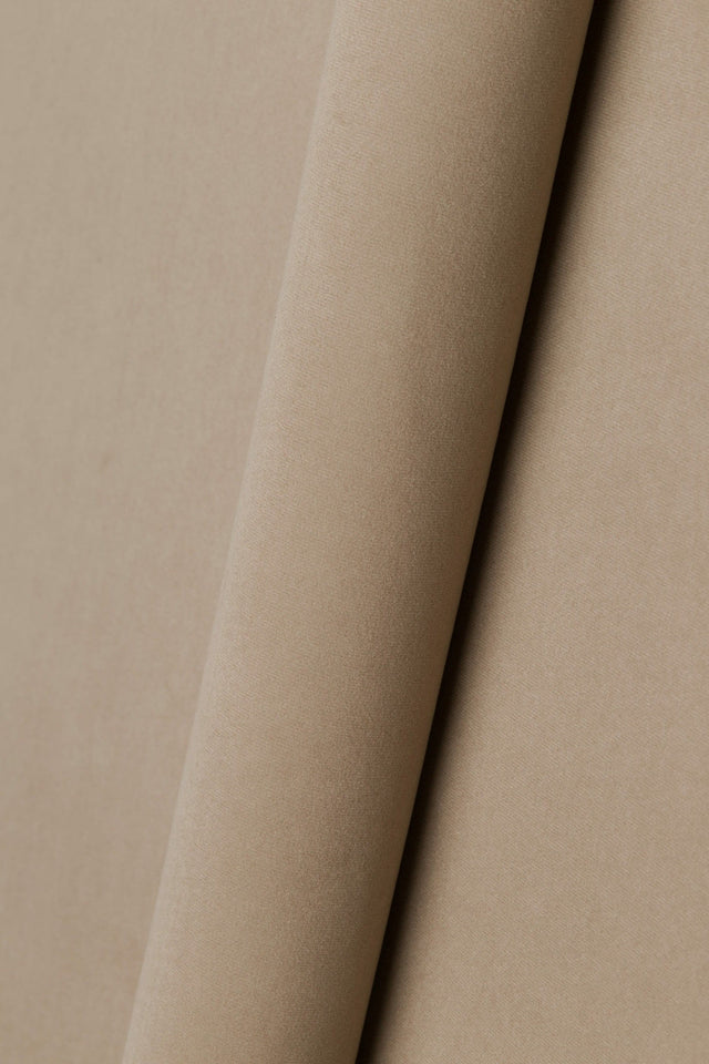 Blød champignonbeige Casablanca møbelvelour – mikrosuede & slidstærk, metervare til erhverv (billede 1 af 5)