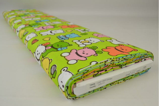 Grøn bomuldspoplin med kawaii bamseprint – børne, metervare til erhverv (billede 2 af 3)