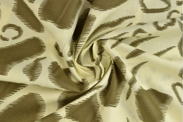 Creme bomuldspoplin med abstract dyreprint – oliven & brun, metervare til erhverv (billede 3 af 3)
