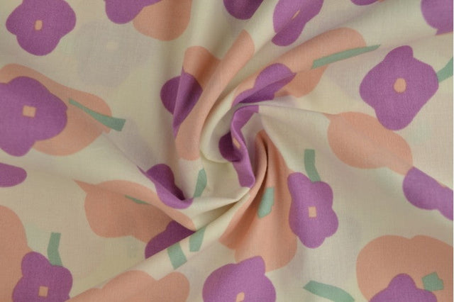 Lysegrøn bomuldspoplin med blomsterprint – fersken & lilla, metervare til erhverv (billede 3 af 3)