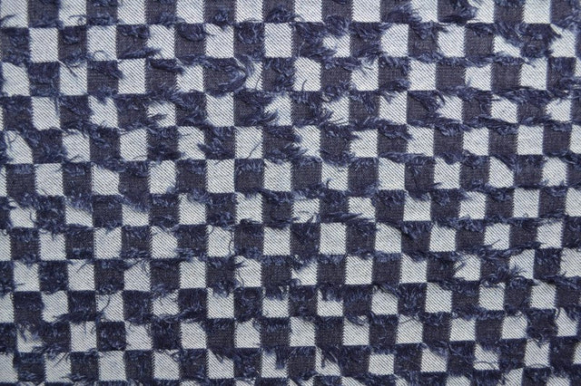 Mørkeblå denim stof med ternede frynser – metervare til bukser & jakker, metervare til erhverv (billede 3 af 8)