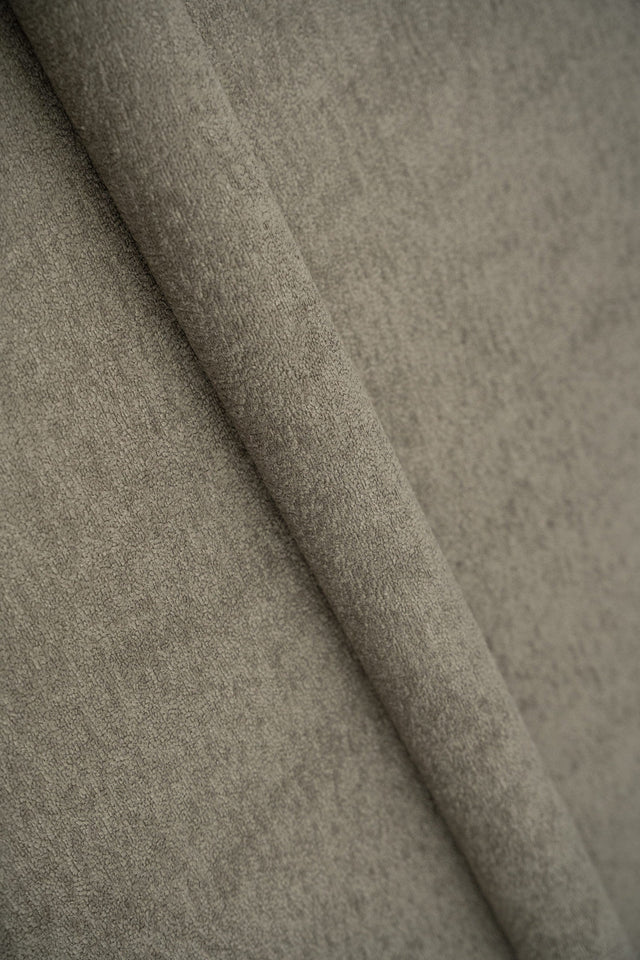 Grålig taupe Freya møbelstof – teddy-look & slidstærk, metervare til erhverv (billede 1 af 6)