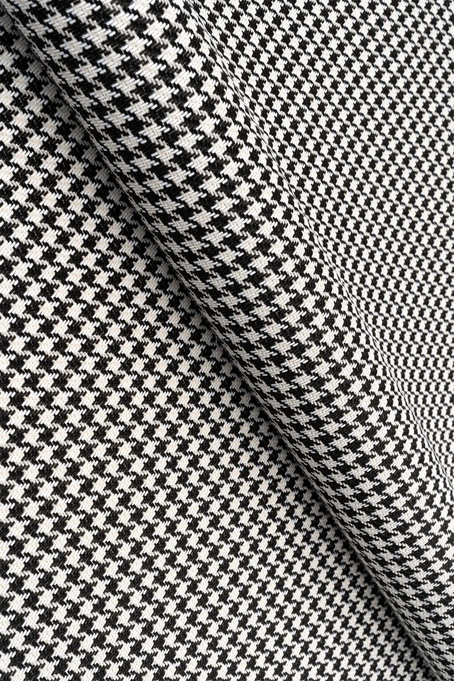 Sort-hvid hanefjed Kenia møbelstof draperet – hanefjed & ØKO-TEX, metervare til erhverv (billede 1 af 8)