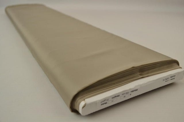 Taupe polyester foer – glat, let & let glans, metervare til erhverv (billede 2 af 5)