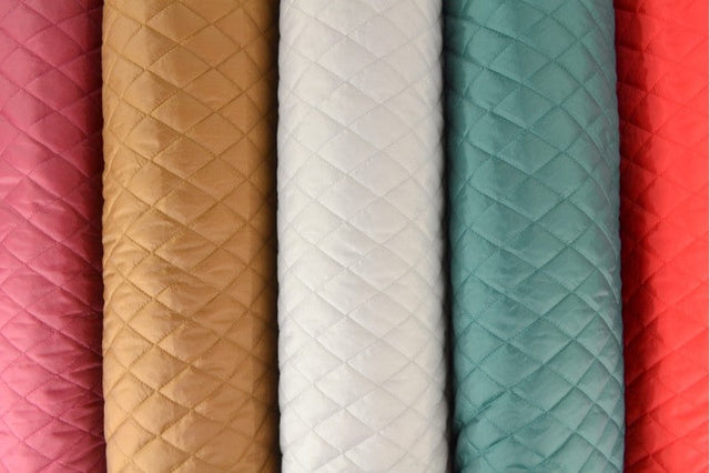 SØLVGRÅ QUILT STOF MED VATTERET BAGSIDE