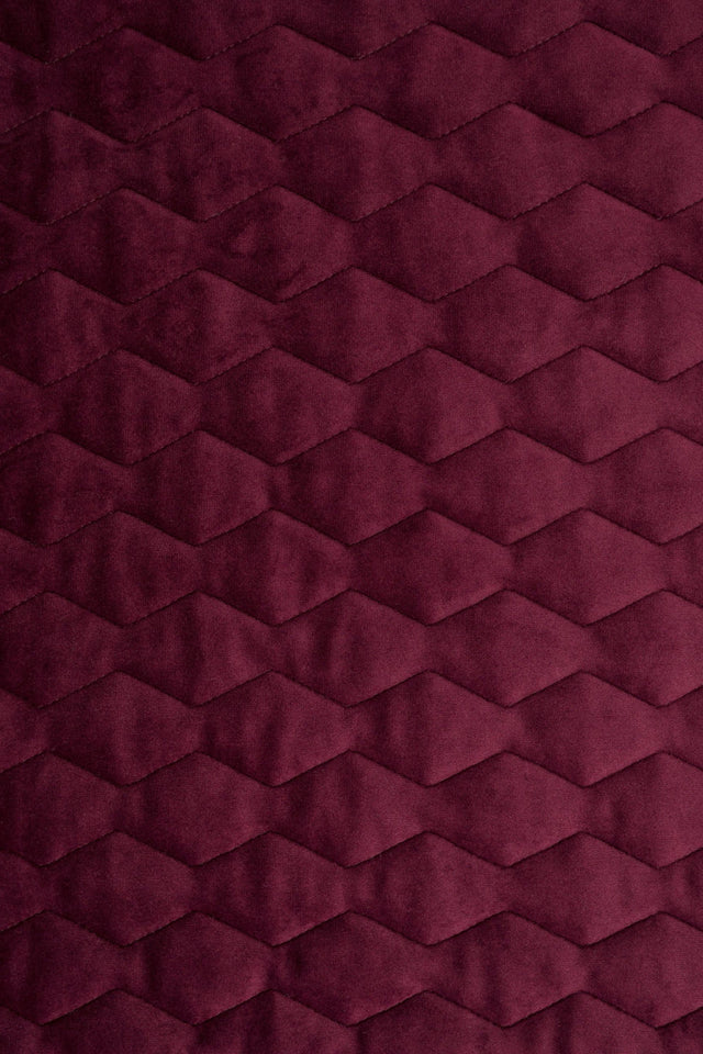 Dyb bordeauxrød magic velvet 3D – quiltet velour med zigzagmønster, metervare til erhverv (billede 2 af 8)