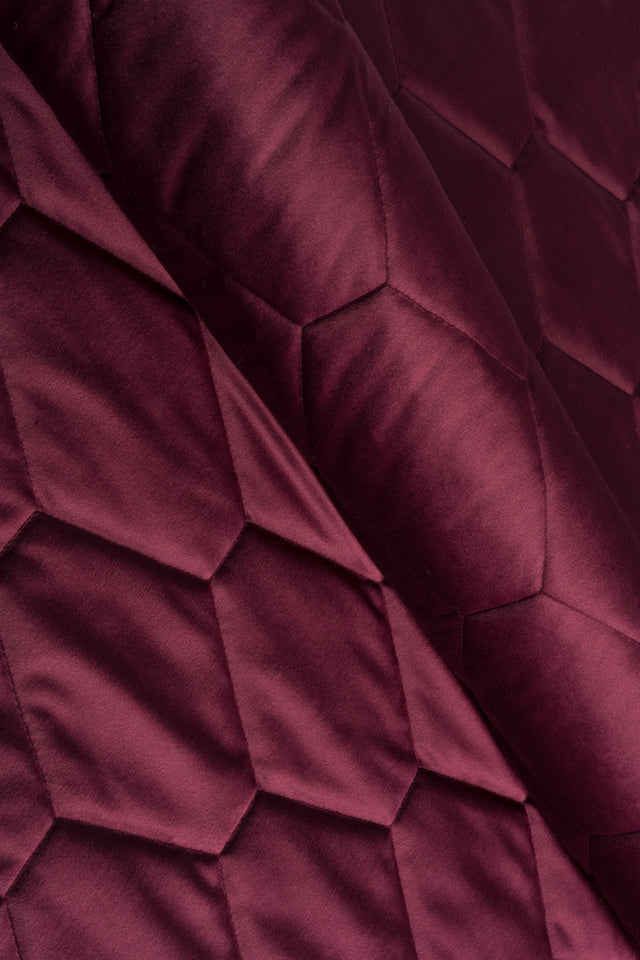 Dyb bordeauxrød magic velvet 3D – quiltet velour med sekskantmønster, metervare til erhverv (billede 1 af 8)