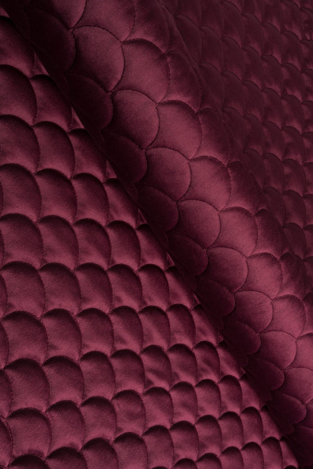 Dyb bordeauxrød magic velvet 3D – quiltet velour med skælmønster, metervare til erhverv (billede 1 af 8)