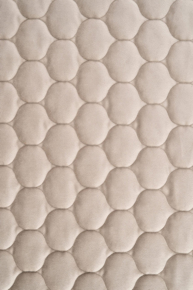Varm sandbeige magic velvet 3D – quiltet velour med dråbemønster, metervare til erhverv (billede 2 af 8)