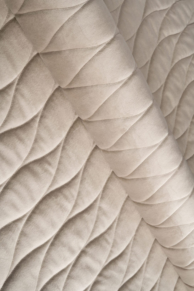 Varm sandbeige magic velvet 3D – quiltet velour med bølgemønster, metervare til erhverv (billede 1 af 8)