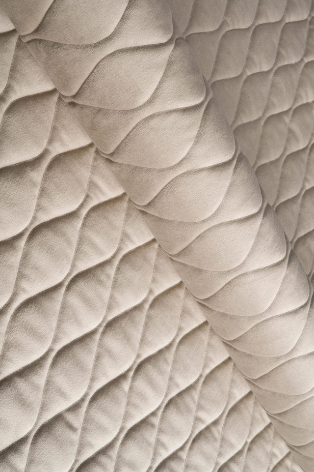 Varm sandbeige magic velvet 3D – quiltet velour med bladmønster, metervare til erhverv (billede 1 af 8)