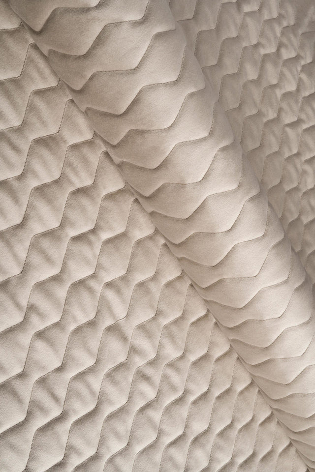 Varm sandbeige magic velvet 3D – quiltet velour med zigzagmønster, metervare til erhverv (billede 1 af 8)