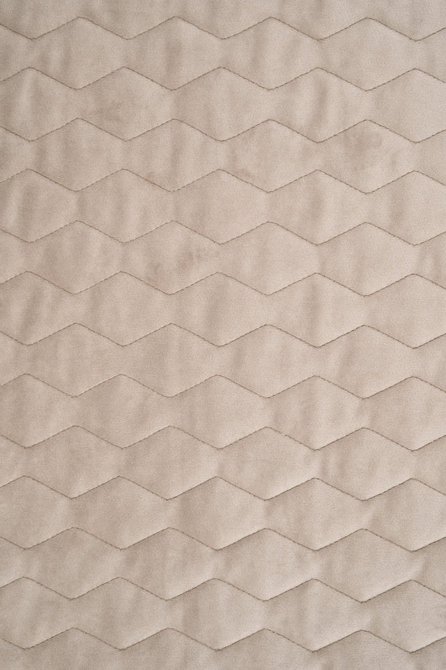 Varm sandbeige magic velvet 3D – quiltet velour med zigzagmønster, metervare til erhverv (billede 2 af 8)
