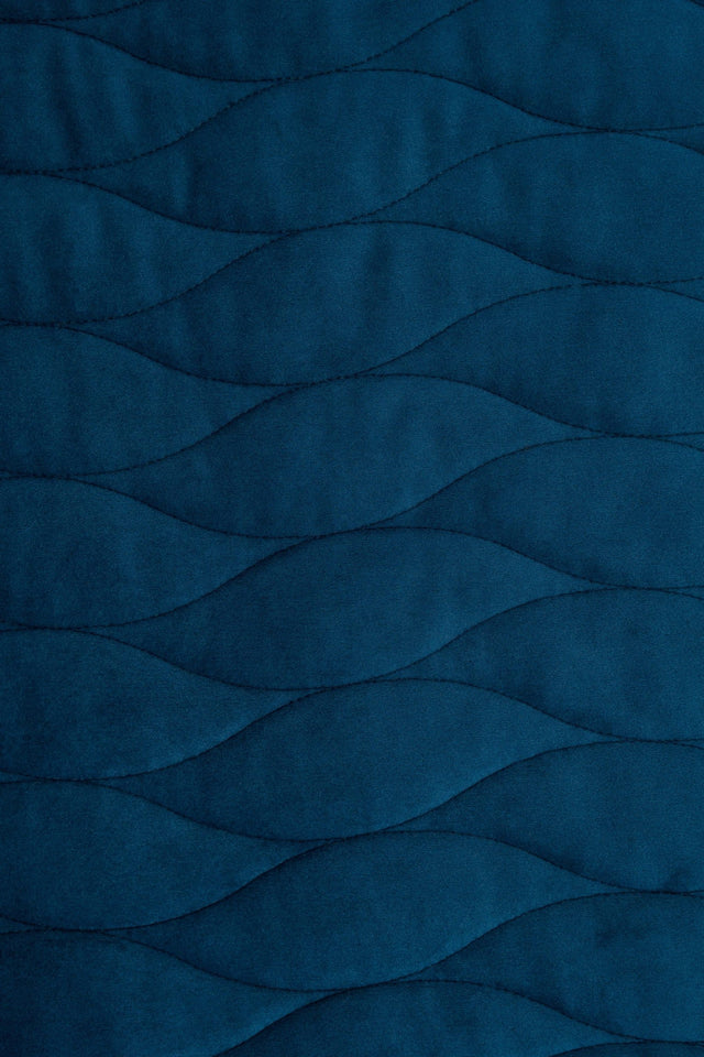 Mørk petrolblå magic velvet 3D – quiltet velour med bølgemønster, metervare til erhverv (billede 2 af 8)