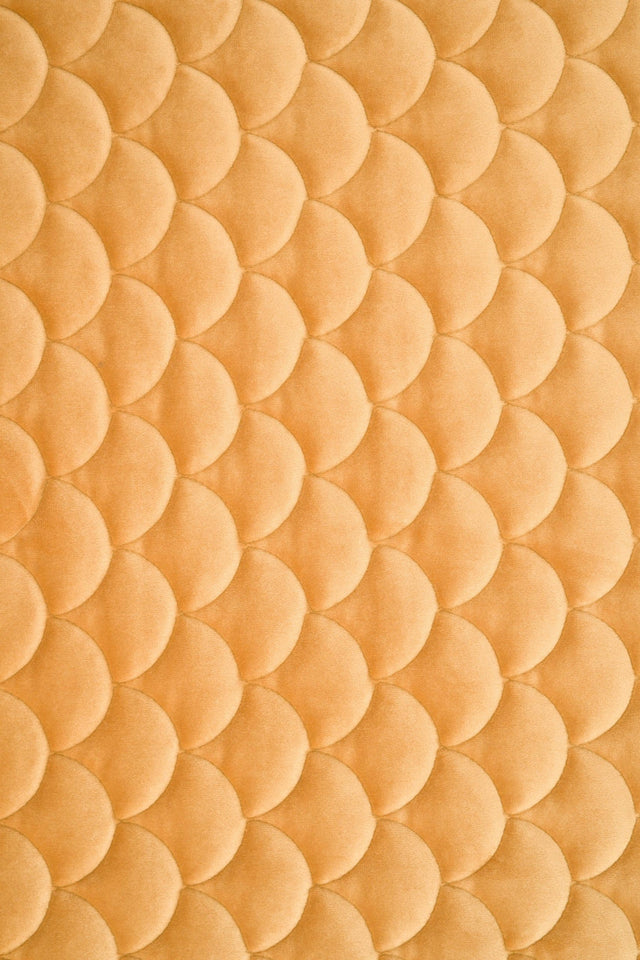 Varm honninggul magic velvet 3D – quiltet velour med skælmønster, metervare til erhverv (billede 2 af 8)