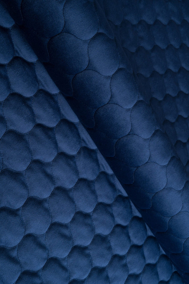 Klassisk marineblå magic velvet 3D – quiltet velour med dråbemønster, metervare til erhverv (billede 1 af 8)