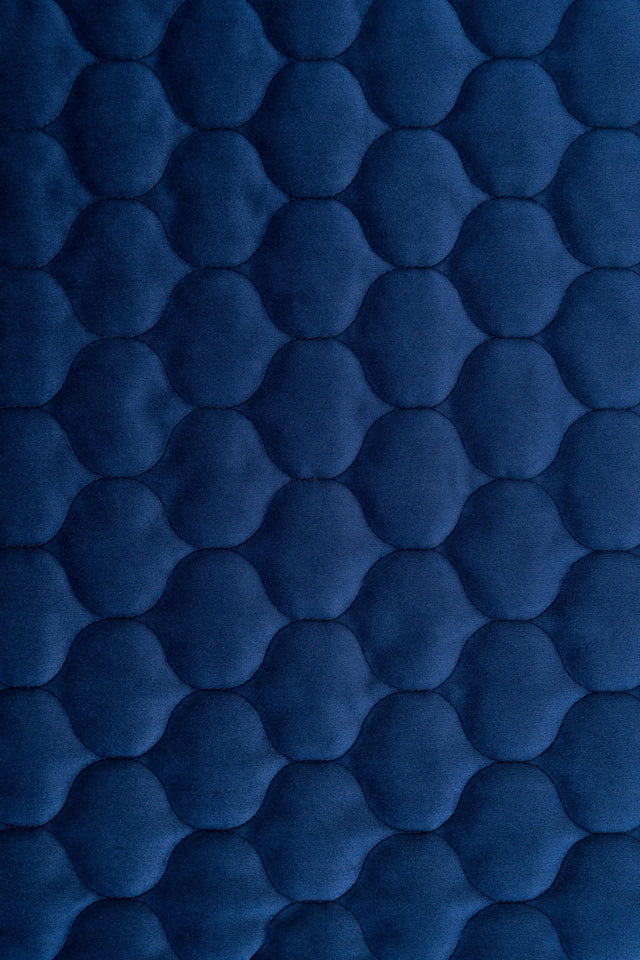 Klassisk marineblå magic velvet 3D – quiltet velour med dråbemønster, metervare til erhverv (billede 2 af 8)