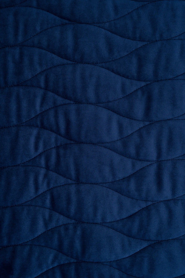 Klassisk marineblå magic velvet 3D – quiltet velour med bølgemønster, metervare til erhverv (billede 2 af 8)