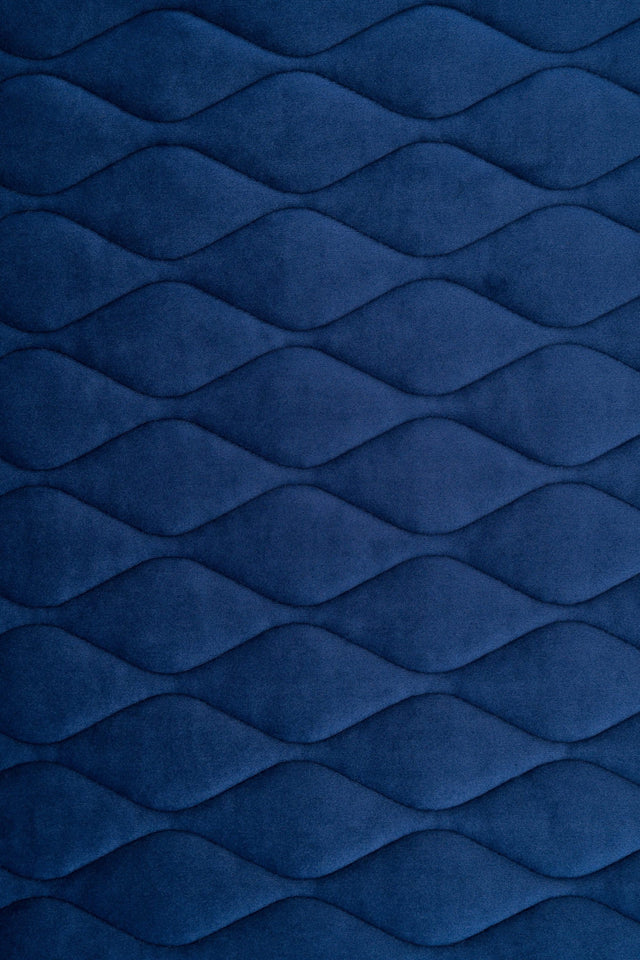 Klassisk marineblå magic velvet 3D – quiltet velour med bladmønster, metervare til erhverv (billede 2 af 8)