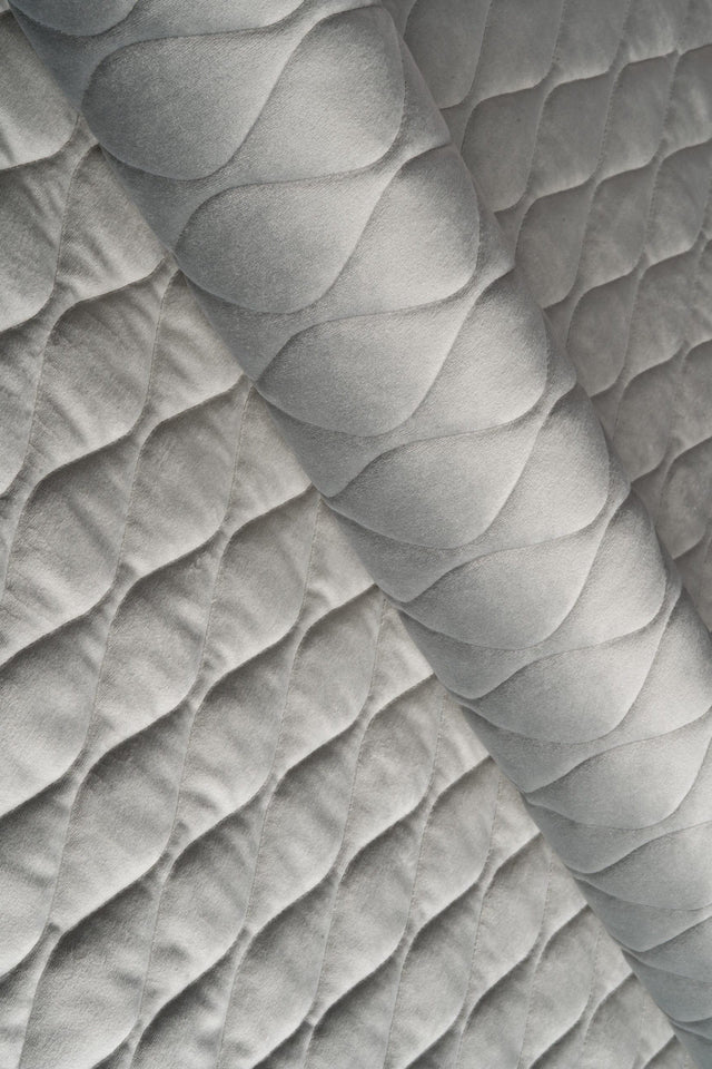 Rolig stengrå magic velvet 3D – quiltet velour med bladmønster, metervare til erhverv (billede 1 af 8)