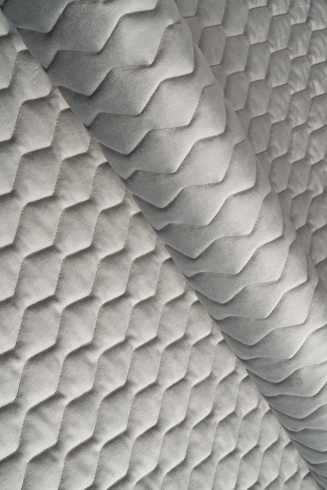 Rolig stengrå magic velvet 3D – quiltet velour med zigzagmønster, metervare til erhverv (billede 1 af 8)