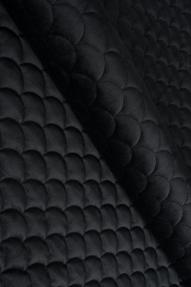Mat natsort magic velvet 3D – quiltet velour med skælmønster, metervare til erhverv (billede 1 af 8)