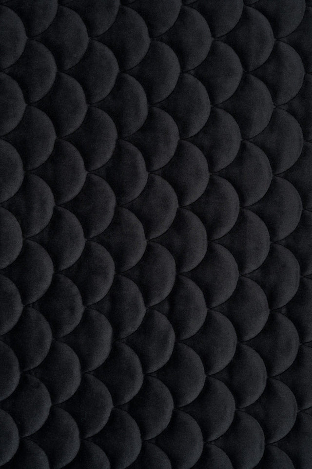 Mat natsort magic velvet 3D – quiltet velour med skælmønster, metervare til erhverv (billede 2 af 8)