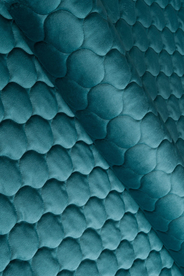 Dyb laguneturkis magic velvet 3D – quiltet velour med dråbemønster, metervare til erhverv (billede 1 af 8)