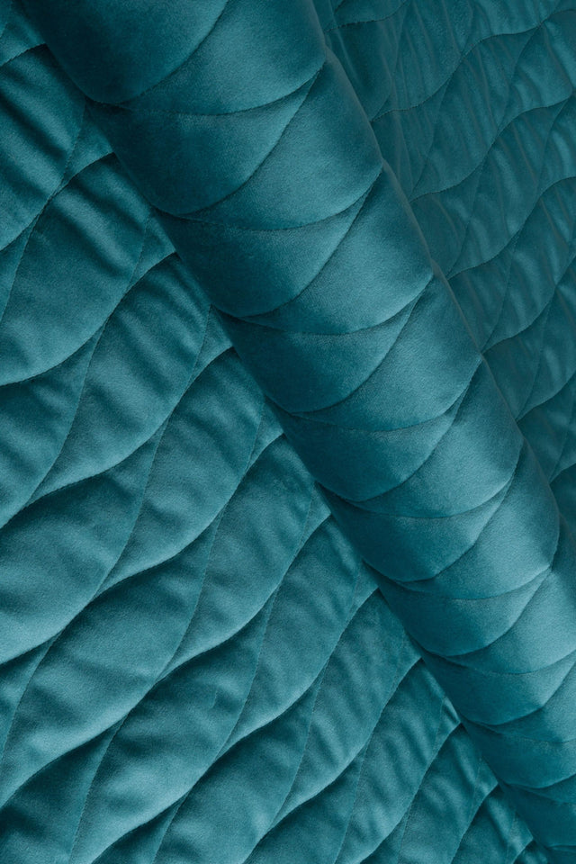 Dyb laguneturkis magic velvet 3D – quiltet velour med bølgemønster, metervare til erhverv (billede 1 af 8)