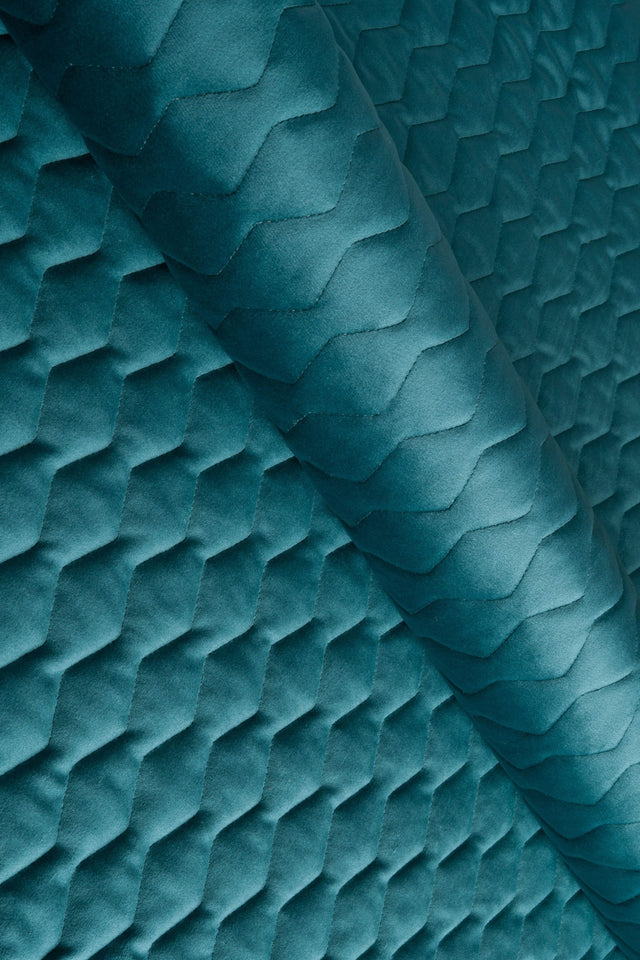 Dyb laguneturkis magic velvet 3D – quiltet velour med zigzagmønster, metervare til erhverv (billede 1 af 8)
