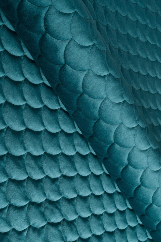 Dyb laguneturkis magic velvet 3D – quiltet velour med skælmønster, metervare til erhverv (billede 1 af 8)