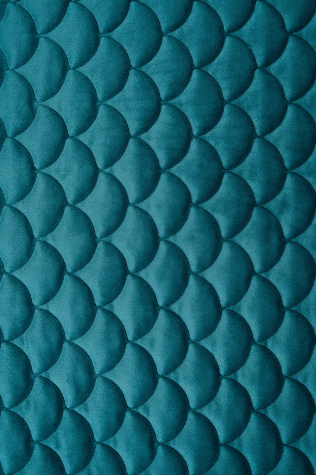 Dyb laguneturkis magic velvet 3D – quiltet velour med skælmønster, metervare til erhverv (billede 2 af 8)
