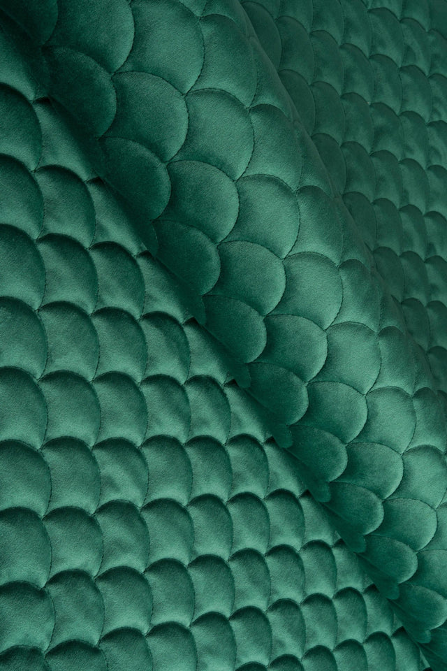 Mørk smaragdgrøn magic velvet 3D – quiltet velour med skælmønster, metervare til erhverv (billede 1 af 8)