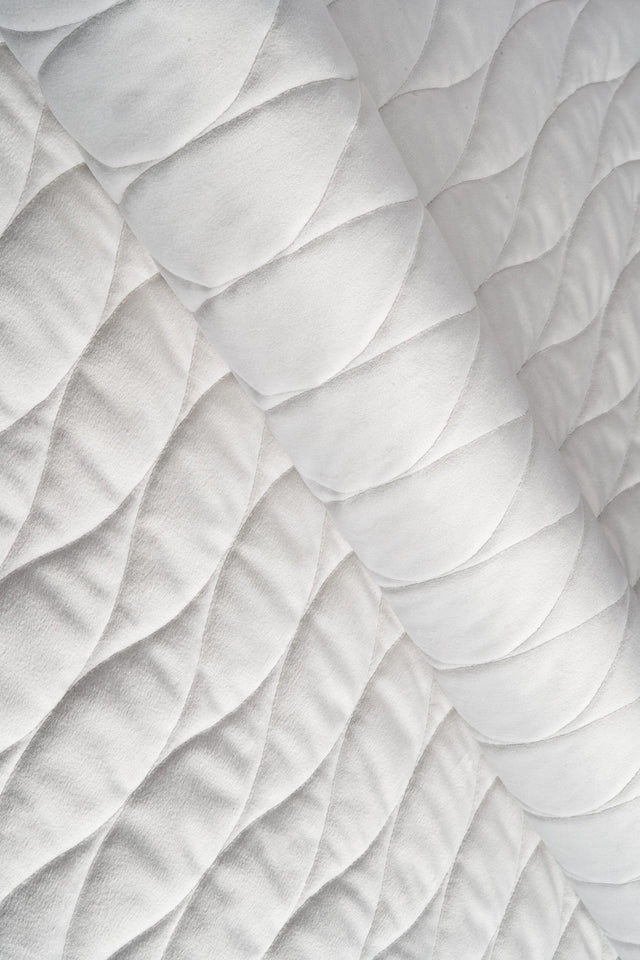 Klar snehvid magic velvet 3D – quiltet velour med bølgemønster, metervare til erhverv (billede 1 af 8)