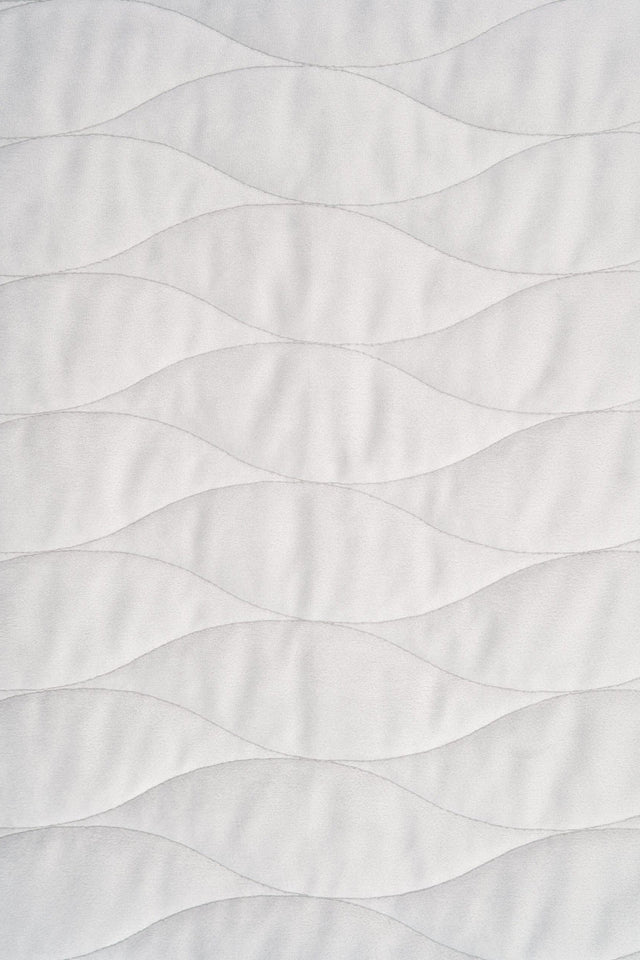 Klar snehvid magic velvet 3D – quiltet velour med bølgemønster, metervare til erhverv (billede 2 af 8)