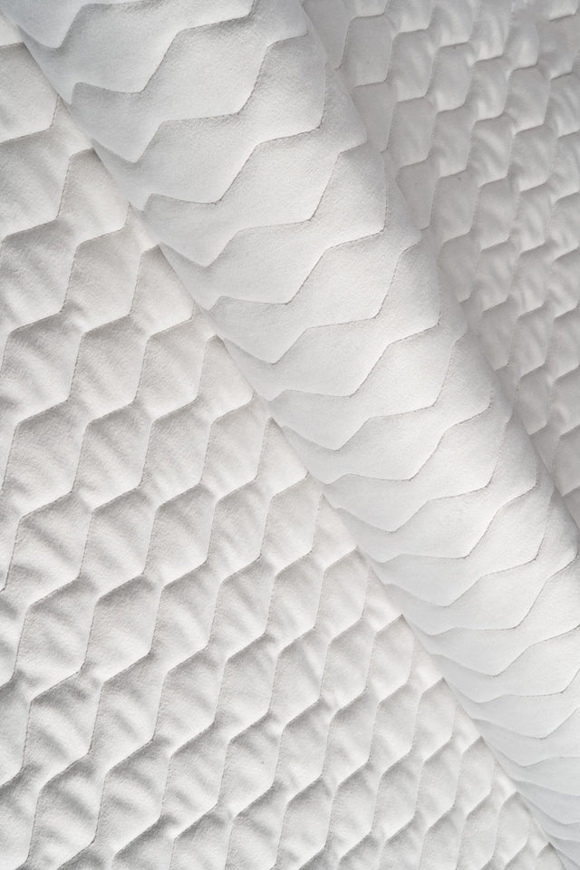 Klar snehvid magic velvet 3D – quiltet velour med zigzagmønster, metervare til erhverv (billede 1 af 8)