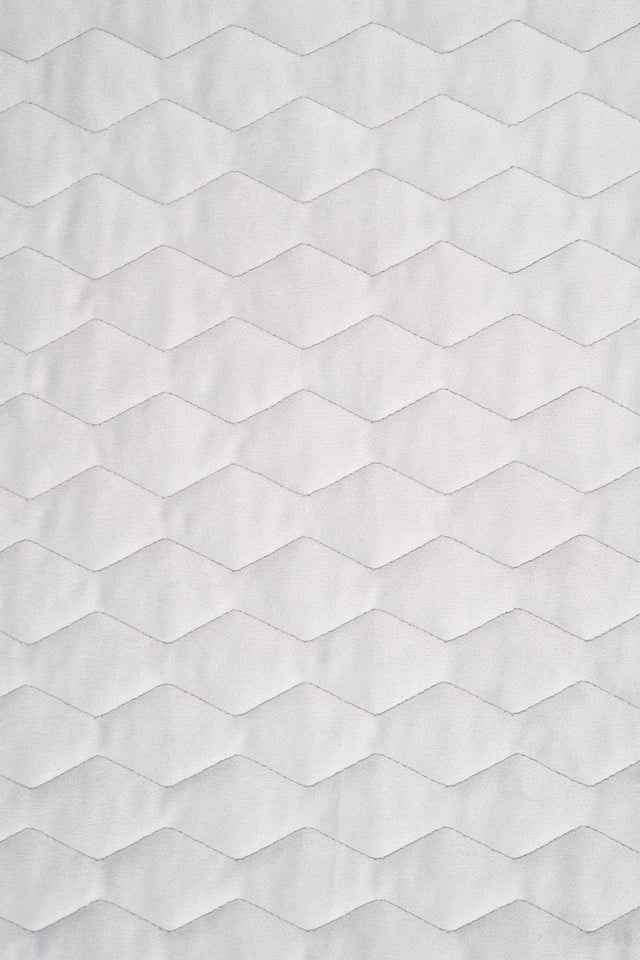 Klar snehvid magic velvet 3D – quiltet velour med zigzagmønster, metervare til erhverv (billede 2 af 8)