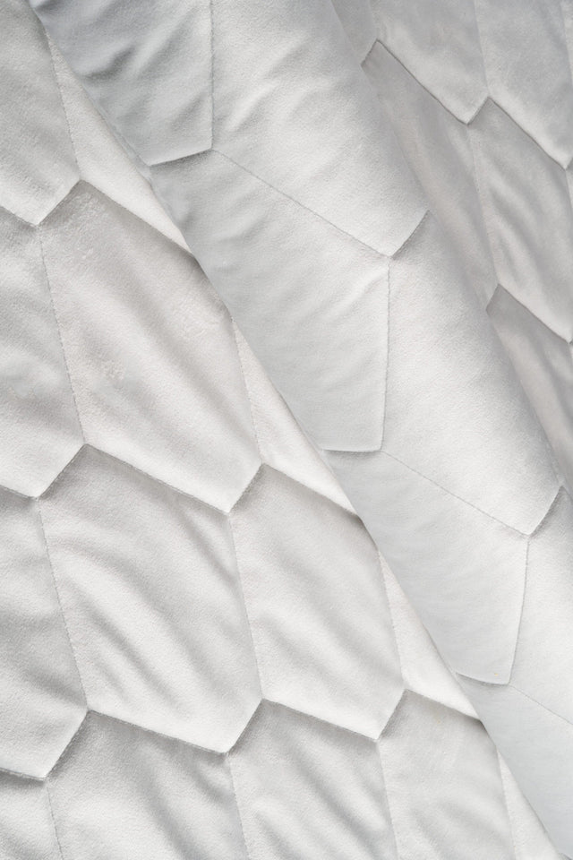 Klar snehvid magic velvet 3D – quiltet velour med sekskantmønster, metervare til erhverv (billede 1 af 8)
