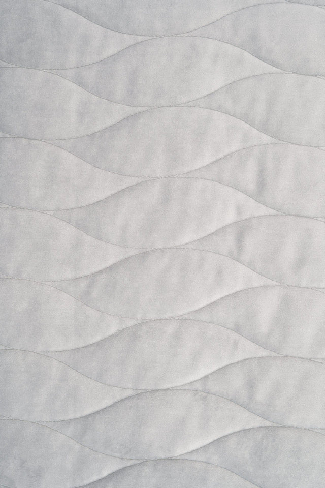 Lys sølvgrå magic velvet 3D – quiltet velour med bølgemønster, metervare til erhverv (billede 2 af 8)
