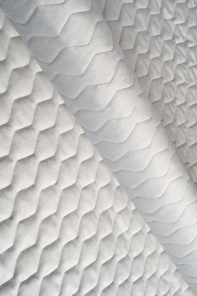 Lys sølvgrå magic velvet 3D – quiltet velour med zigzagmønster, metervare til erhverv (billede 1 af 8)