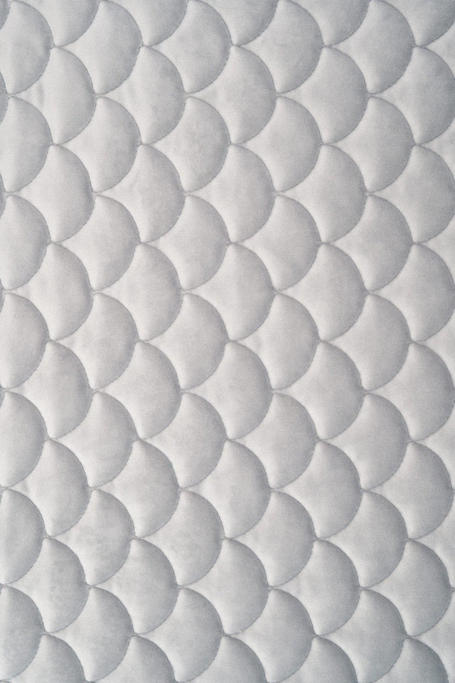 Lys sølvgrå magic velvet 3D – quiltet velour med skælmønster, metervare til erhverv (billede 2 af 8)