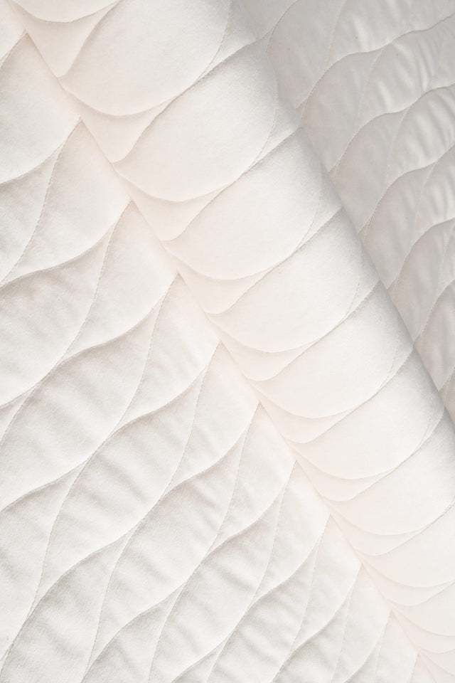 Varm elfenbenshvid magic velvet 3D – quiltet velour med bølgemønster, metervare til erhverv (billede 1 af 8)