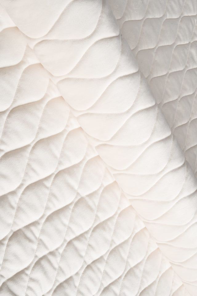 Varm elfenbenshvid magic velvet 3D – quiltet velour med bladmønster, metervare til erhverv (billede 1 af 8)