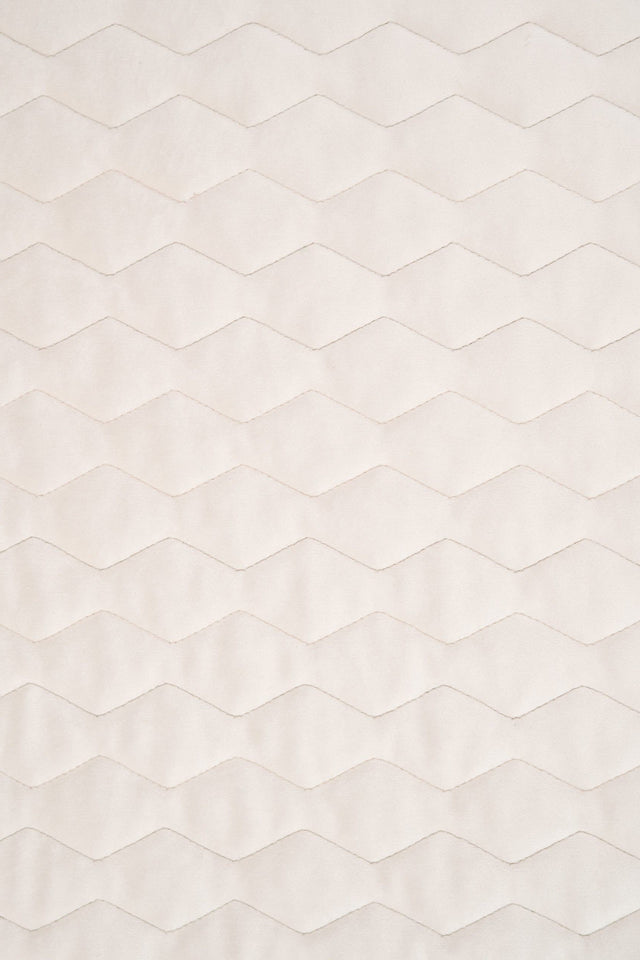 Varm elfenbenshvid magic velvet 3D – quiltet velour med zigzagmønster, metervare til erhverv (billede 2 af 8)