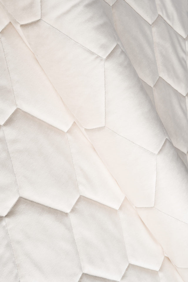 Varm elfenbenshvid magic velvet 3D – quiltet velour med sekskantmønster, metervare til erhverv (billede 1 af 8)
