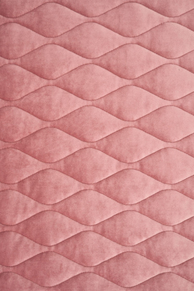 Støvet gammelrosa magic velvet 3D – quiltet velour med bladmønster, metervare til erhverv (billede 2 af 8)