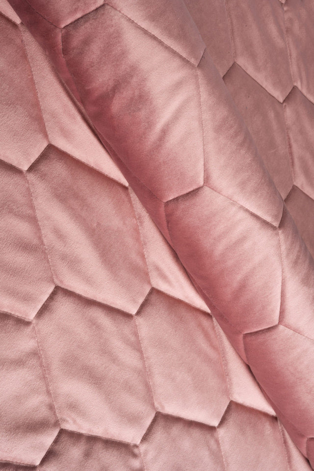 Støvet gammelrosa magic velvet 3D – quiltet velour med sekskantmønster, metervare til erhverv (billede 1 af 8)